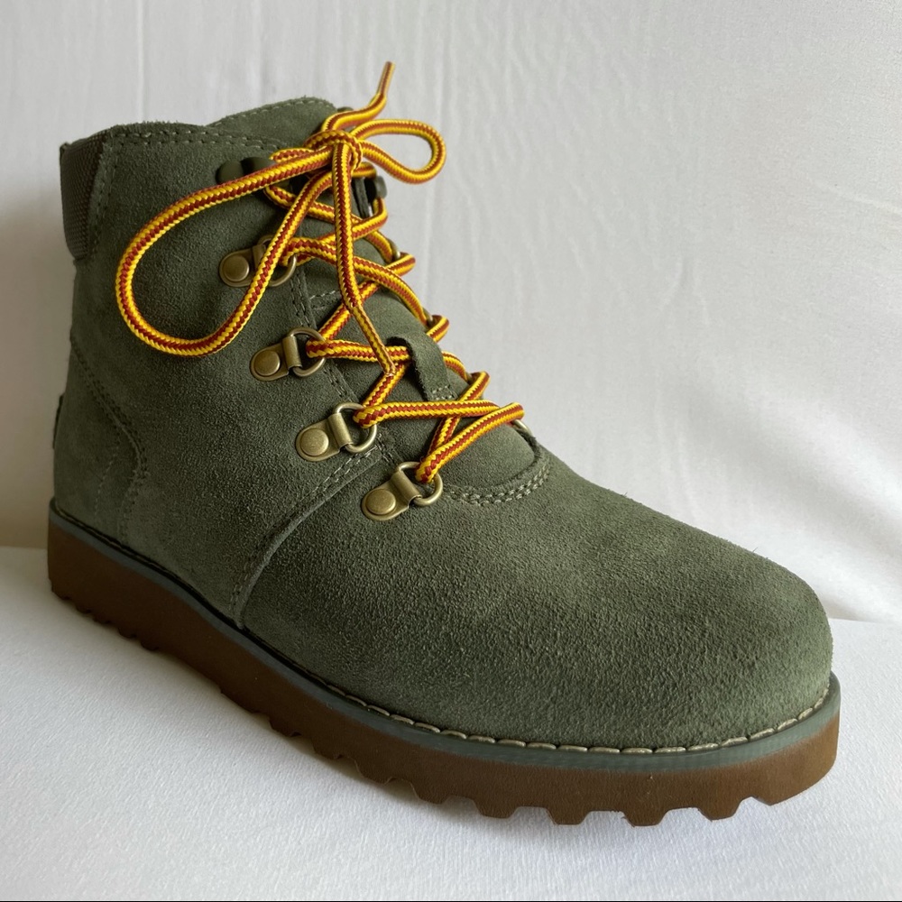 UGG Kids Olive Hilmar CWR Lace Up Waterproof Boot. Size 2.  NWT